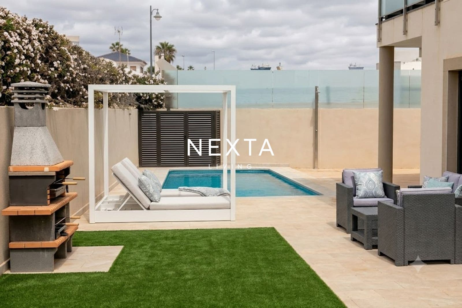 ¡Villa con piscina privada, jardines y amplios espacios interiores en Golf del Sur!