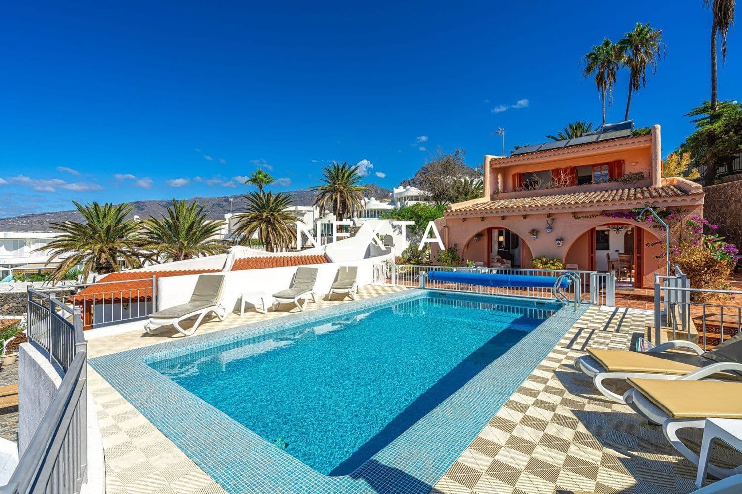 Villa en San Eugenio Alto con piscina privada, terrazas panorámicas y vistas al océano