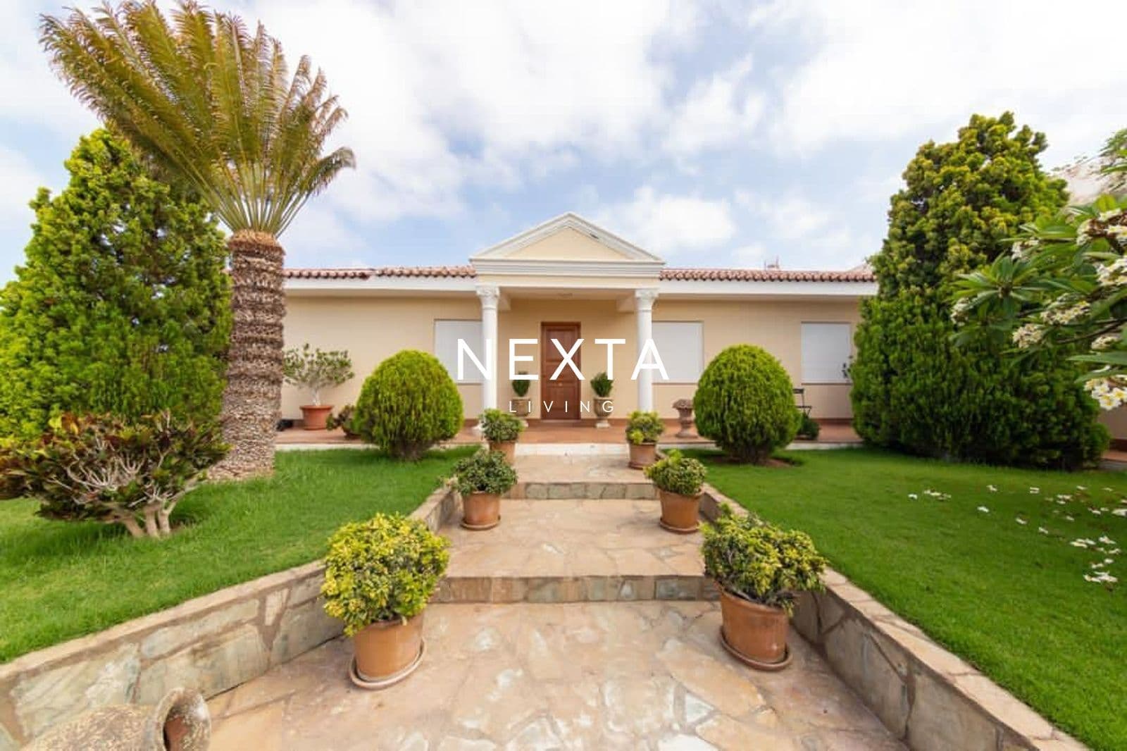 Finca con villa colonial en Guía de Isora con plantación en producción y vistas al océano