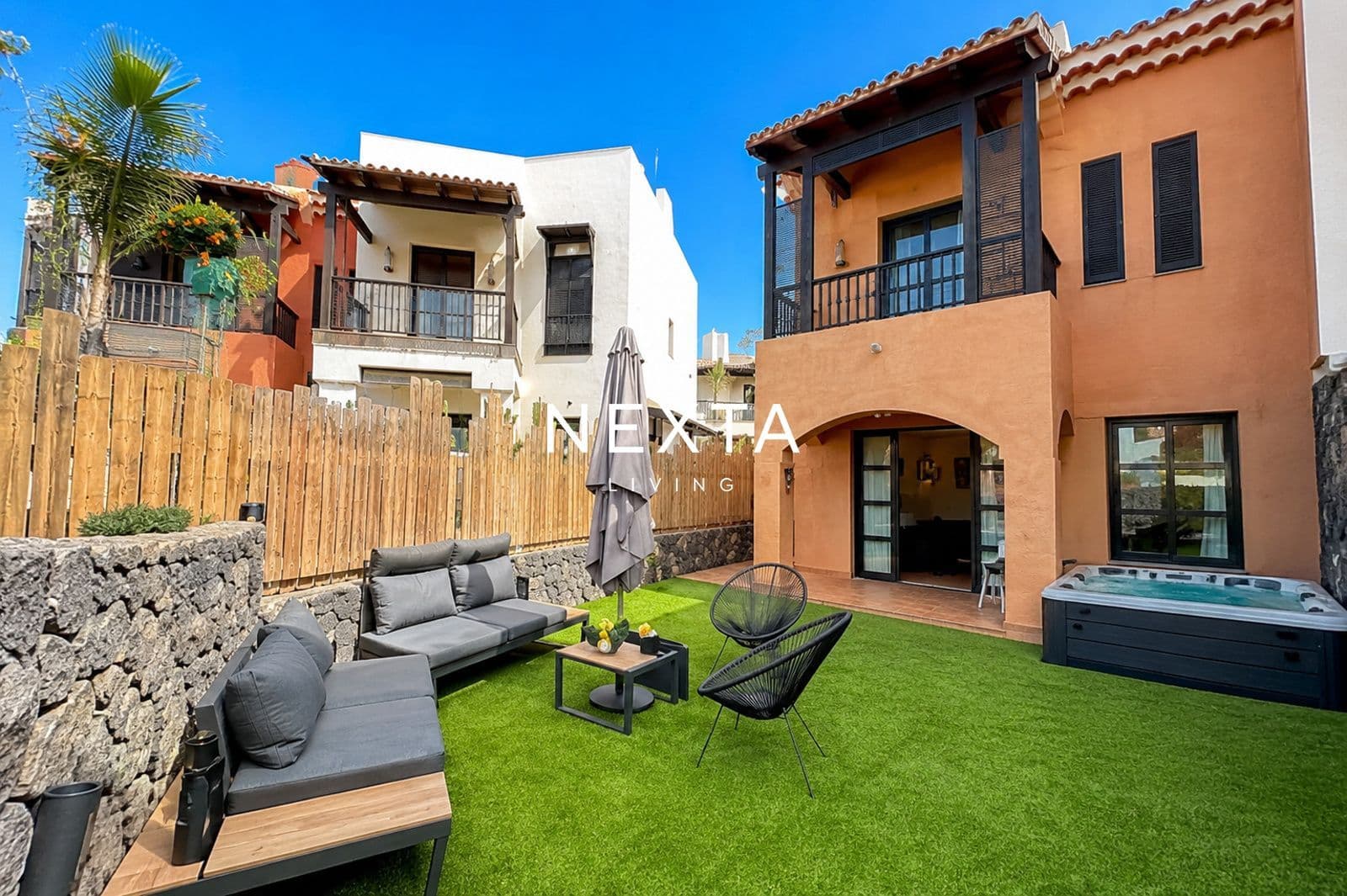 ¡Villa adosada con jacuzzi privado y piscina climatizada en Golf del Sur!